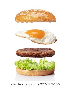 Deliciosa hamburguesa con ingredientes voladores aislados en blanco
