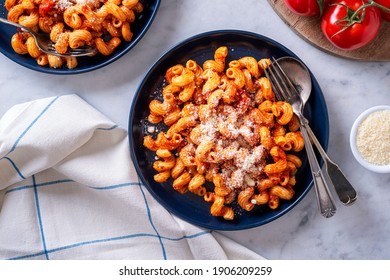 Köstliche Cavatappi-Nudeln mit Tomatensauce und Parmesan-Käse.