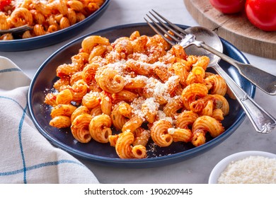 Köstliche Cavatappi-Nudeln mit Tomatensauce und Parmesan-Käse.