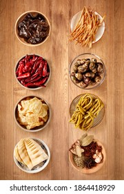 Köstliches chinesisches Essen, Zutaten für die Herstellung von Schneckensornnudeln. Auf Holztisch
