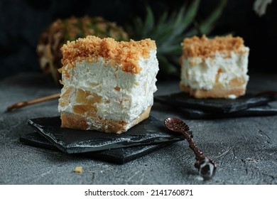 
Delicious cold cheesecake with pineapple and biscuits. A delicate and very velvety cold dessert.