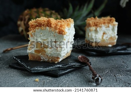 
Delicious cold cheesecake with pineapple and biscuits. A delicate and very velvety cold dessert.