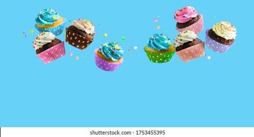 Köstliche Cupcakes zum Feiern, Geburtstag. Verschiedene Cupcakes mit rosafarbenem weißem und blauem Creme auf blauem Hintergrund