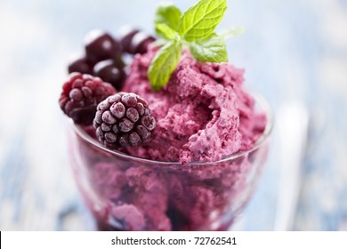 leckeres Dessert oder Eis aus frischen Beeren