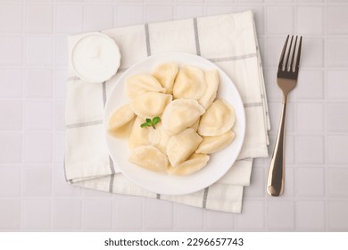 Deliciosos embutidos (varenyky) con queso cottage servidos en mesa blanca, lao plano