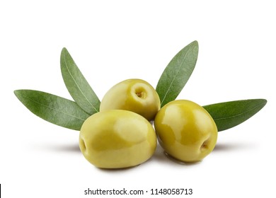 Aceitunas verdes deliciosas con hojas, aisladas en fondo blanco