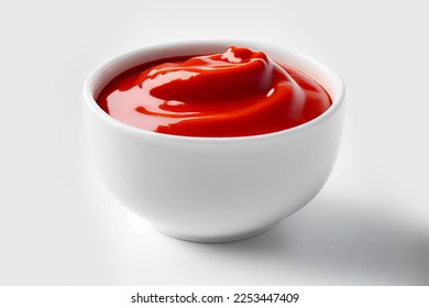 Delicioso ketchup en tazón blanco aislado en fondo blanco. Parte de la salsa de tomate con el camino de recorte. Colección de varias salsas