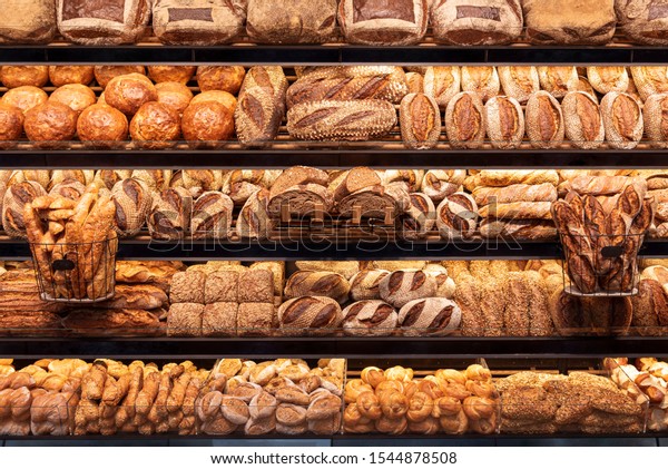 ドイツのパン屋さんでおいしいパンの塊 パン屋の棚にはパンの種類が違う の写真素材 今すぐ編集