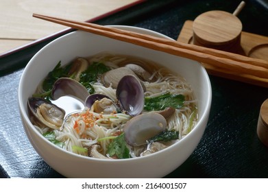 Delicious looking hot asari clams somen noodles.