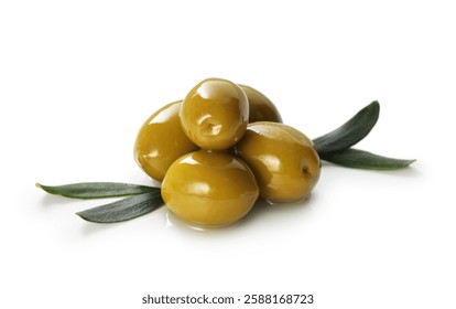 Deliciosas aceitunas y hojas verdes marinadas aisladas en blanco
