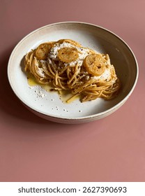 Una deliciosa comida bellamente bañada sobre un fondo rosa suave, creando un ambiente encantador y estético perfecto para los amantes de la Fotografía alimentaria y las redes sociales.

