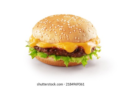 La deliciosa hamburguesa de carne de queso fundido consiste en pan de bollo, patty, piquetes, cebolla, mayonesa, ketchup y queso cheddar fundido con fondo blanco