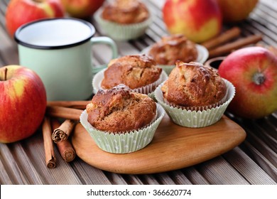 leckere Muffins mit Apfel und Hafer - süße Speisen