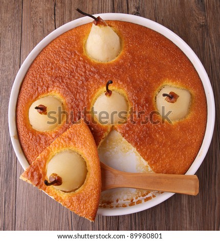 Foto Bild Geschnittener Birnenkuchen auf einem Küchentuch über der Aussicht