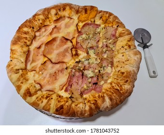 Delicious Pizza With Edge Stuffed With Cheddar Cheese. Turkey Breast Pizza With Curd And Another Half Of Ham, Gorgonzola Cheese And Onion.