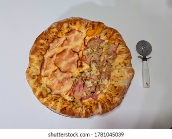 Delicious Pizza With Edge Stuffed With Cheddar Cheese. Turkey Breast Pizza With Curd And Another Half Of Ham, Gorgonzola Cheese And Onion.