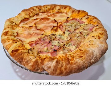 Delicious Pizza With Edge Stuffed With Cheddar Cheese. Turkey Breast Pizza With Curd And Another Half Of Ham, Gorgonzola Cheese And Onion.