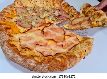 Delicious Pizza With Edge Stuffed With Cheddar Cheese. Turkey Breast Pizza With Curd And Another Half Of Ham, Gorgonzola Cheese And Onion.