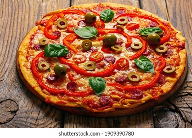 Köstliche Pizza auf Holzteller