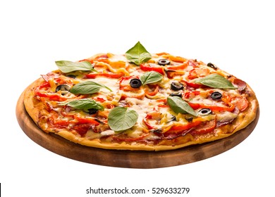 Köstliche Pizza auf Holzteller einzeln auf Weiß