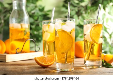 Délicieuse boisson rafraîchissante avec des tranches d'orange sur une table en bois