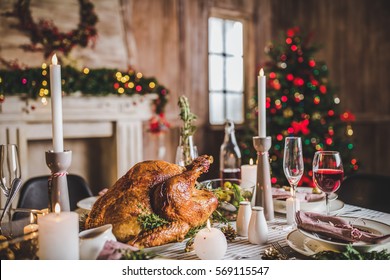 Delicioso pavo asado servido en la mesa de Navidad