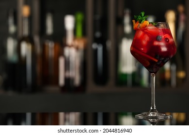 Delicioso cóctel de sangría sobre una mesa negra en el bar. Espacio para texto