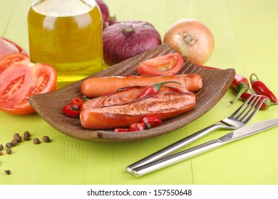 Köstliche Würstchen mit Gemüse auf Teller auf Holztisch Nahaufnahme
