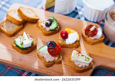 Delicious settee-bed with brie cheese, paste and vegetables