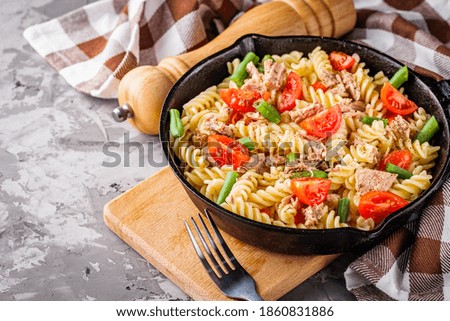 Similar – Foto Bild Italienische Pasta mit Tomaten, Olivenöl und Knoblauch