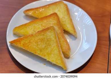 delicious triangle bread with garlic
 