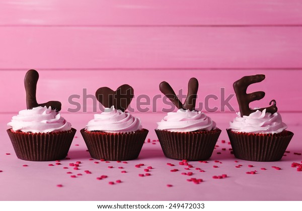 ピンクの木の背景に美味しいバレンタインデーのカップケーキ の写真素材 今すぐ編集