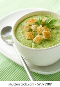 Deliciosa sopa vegetal con patata, brócoli, judías verdes y perejil
