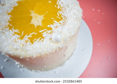 Delicioso pastel blanco decorado