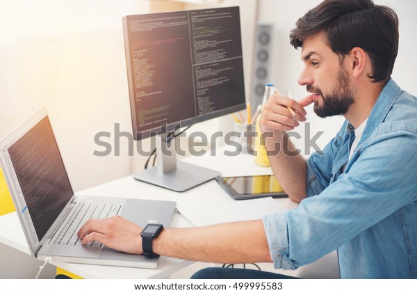 Freuer Programmierer Der Auf Einem Laptop Stockfoto Jetzt Bearbeiten 499995583