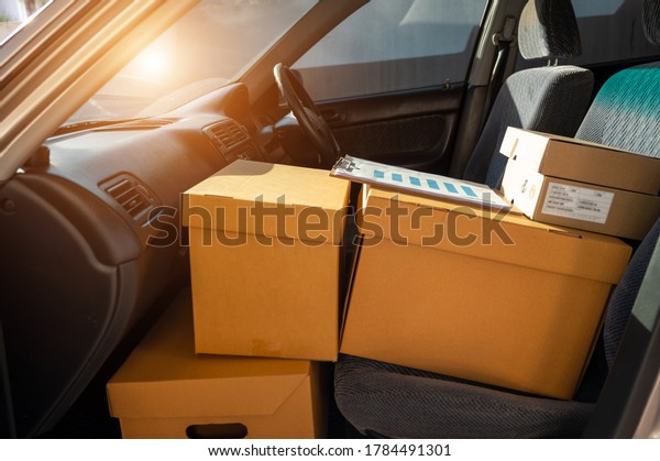 delivery\
car,delivering cardboard box to\
customers
