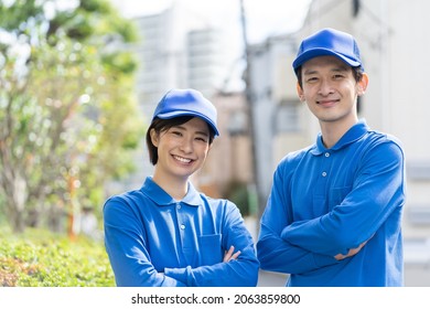 Delivery Scene For Japanese Men And Women