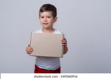 Мальчик в коробке 2009. Мальчик с коробкой. Ребенок с коробкой в руках. Ребенок держит коробку. Мальчик в коробке.