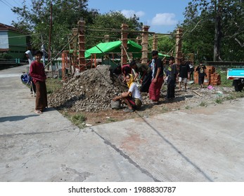 Demak, 10 June 2021, - New Normal, Students Work Together To Build A Prayer Room