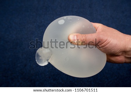 Demonstration of the reliability of the breast implant. When the product is mechanically damaged, the gel remains within the implant, rather than pouring out.