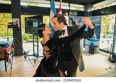 Den Haag, Netherlands - September 23 2021 : a couple is dancing the argentinian tango and giving an demonstration