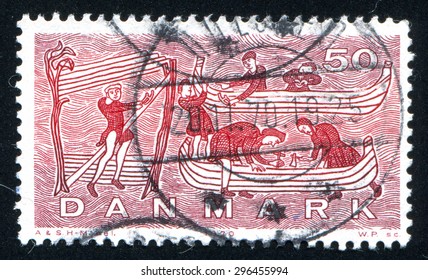 DENMARK - CIRCA 1970: Stamp Printed By Denmark, Shows Viking Shipbuilding, From Bayeux Tapestry, Circa 1970