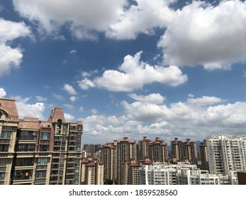 A dense house，Standing under the sky