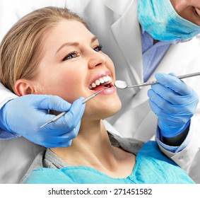  Zahngesundheit. Männlicher Zahnarzt, der eine weibliche Patientin heilt. 