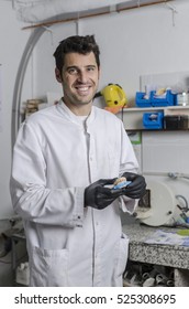 Dental Technician Holding A Monolithic Zirconia Restorations Full Arch Implant  Supported With The Ceramic Load In Vestibular.