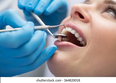 Zahnarzt, der die Zähne eines Patienten im Zahnarzt untersucht.