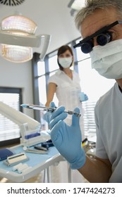 Dentist holding syringe in dentist's office Stockfoto