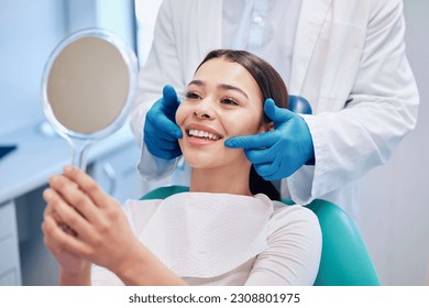 Dentista, espejo y mujer revisan la sonrisa después de la limpieza de dientes, llaves y consulta dental. Salud, odontología y paciente femenina feliz con ortodoncia para higiene oral, bienestar y limpieza