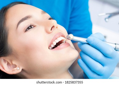 Zahnarzt und Patient im Zahnbüro. Frauen mit Zahnuntersuchung durch Zahnärzte