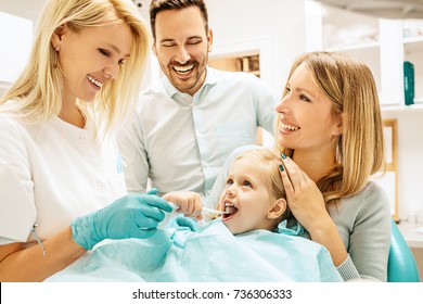 Zahnarzt behandelt süßes blondes Kind in seiner Operation.